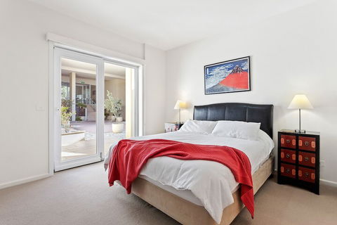 Southbound Escape At The Wharf - Sunshine Coast Guide 4