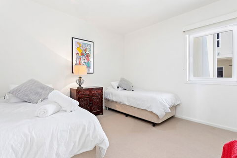 Southbound Escape At The Wharf - Sunshine Coast Guide 1
