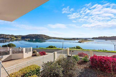 Southbound Escape At The Wharf - Sunshine Coast Guide 2