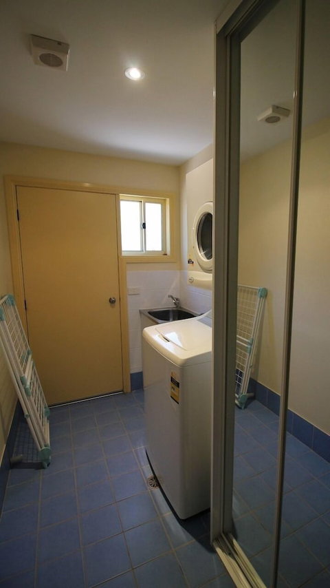 Torino 3 - Lake Jindabyne & Snowy Mountain Views - Sunshine Coast Guide 0