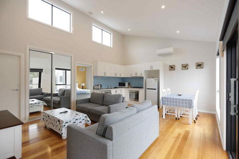 Apollo Bay Seal Apartments - Sunshine Coast Guide 3