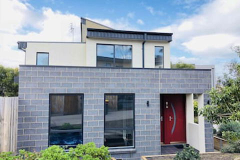 Apollo Bay Seal Apartments - Sunshine Coast Guide 0