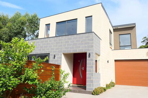 Apollo Bay Seal Apartments - Sunshine Coast Guide 1