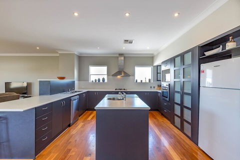 The Lakes House - Sunshine Coast Guide 4