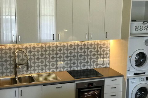 The Botanic Apartments Williamstown - Sunshine Coast Guide 4