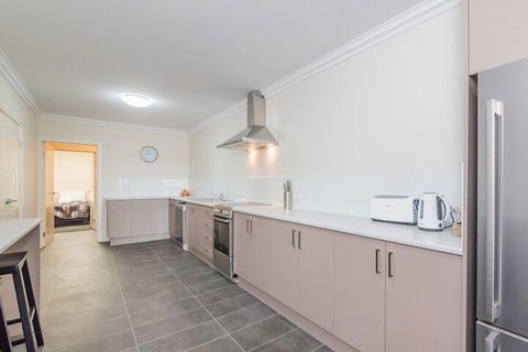 Thompson Avenue Apartments No.1 - Sunshine Coast Guide 3
