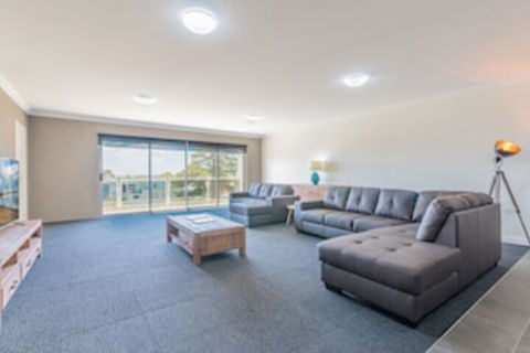 Thompson Avenue Apartments No.1 - Sunshine Coast Guide 0
