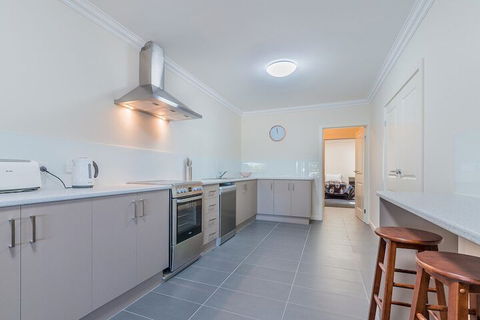 Thompson Avenue Apartments No.1 - Sunshine Coast Guide 2