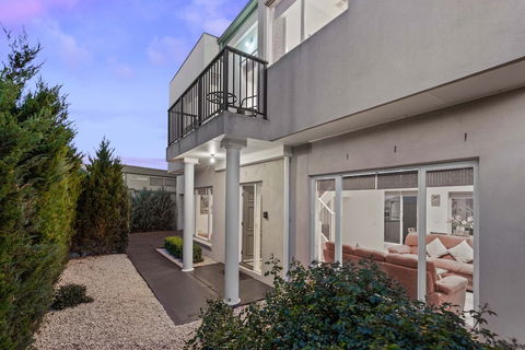 City Condo - Melbourne - Sunshine Coast Guide 1