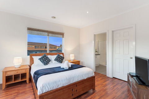 City Condo - Melbourne - Sunshine Coast Guide 2