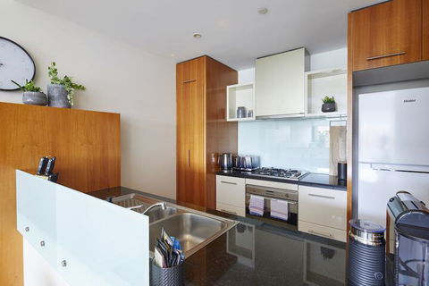 Apt Walking Distance To MCG & Epworth Hospital - Sunshine Coast Guide 7