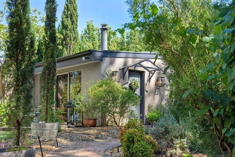 Adelaide Hills Retreats - Sunshine Coast Guide 1