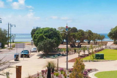 Dunsborough Deluxe Villa Retreat - Sunshine Coast Guide 1