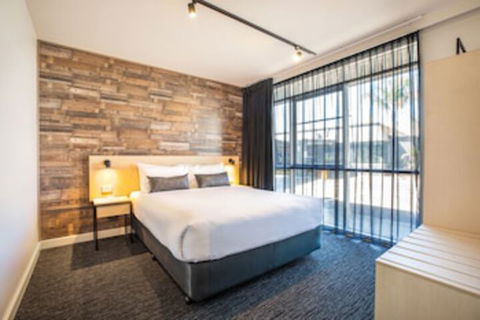 Nightcap At Westside Hotel - Sunshine Coast Guide 0