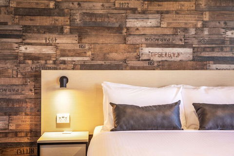 Nightcap At Westside Hotel - Sunshine Coast Guide 4