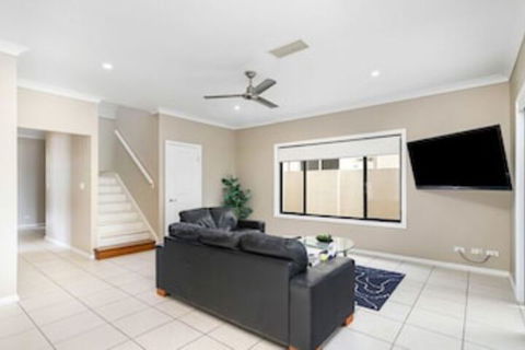 Central Gold Coast Large, Modern, Elevated Home - Sunshine Coast Guide 6