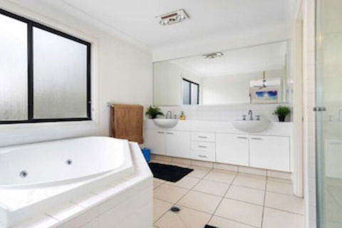 Central Gold Coast Large, Modern, Elevated Home - Sunshine Coast Guide 3