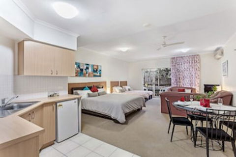 Zenith Studio Unit 3, 10 Messines Street - Sunshine Coast Guide 0