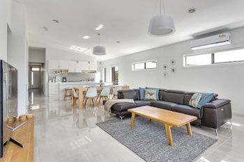 Diamond Bay Beach House - Sunshine Coast Guide 0