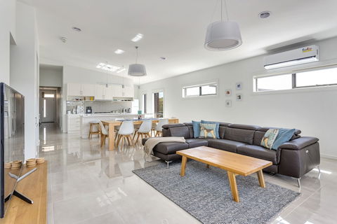 Diamond Bay Beach House - Sunshine Coast Guide 1