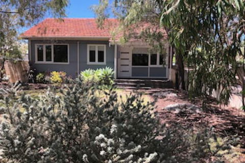Barefoot Beach Cottage - Sunshine Coast Guide 0