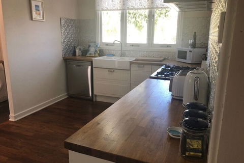 Barefoot Beach Cottage - Sunshine Coast Guide 5