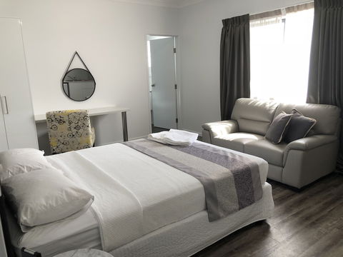 Escape On Lake - Sunshine Coast Guide 1