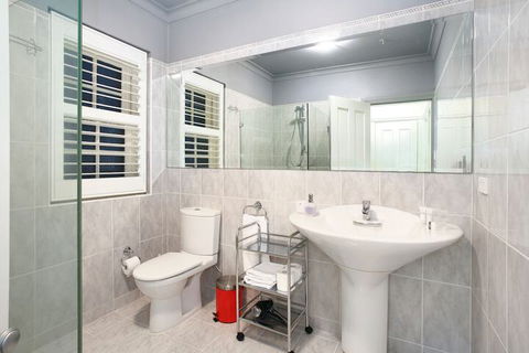 Art Deco In The Cul-de-Sac - Sunshine Coast Guide 4
