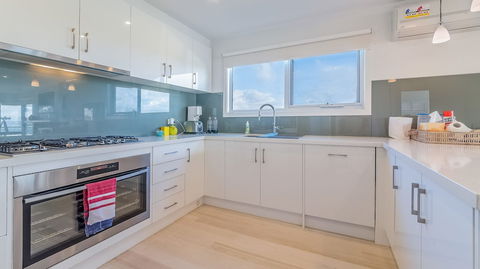 7 Graydens With Views In Ventnor - Sunshine Coast Guide 3