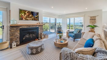 7 Graydens With Views In Ventnor - Sunshine Coast Guide 1