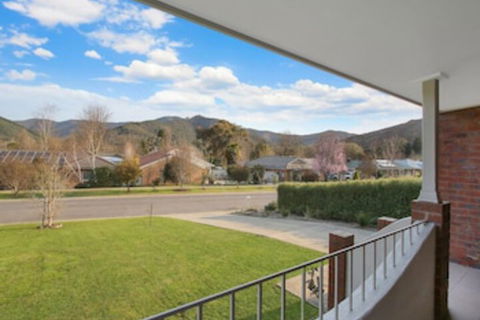 Abbey Rose - Bright, VIC - Sunshine Coast Guide 0