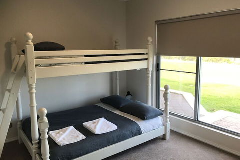 Beaufortia Views - Sunshine Coast Guide 3