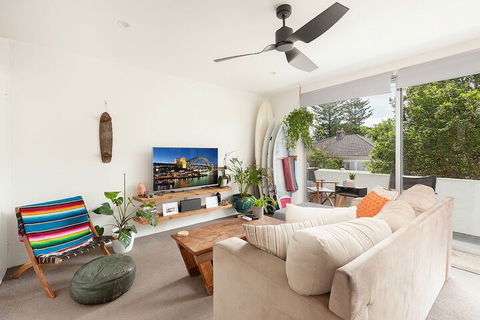 Surf Side Oasis With Balcony Near Beach - Sunshine Coast Guide 3
