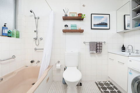 Surf Side Oasis With Balcony Near Beach - Sunshine Coast Guide 7