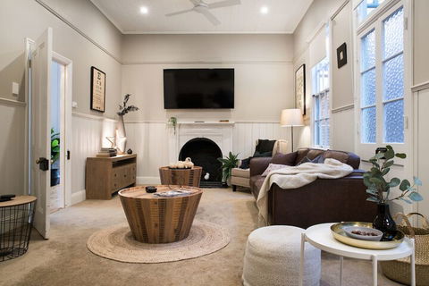 Albert Cottage - Sunshine Coast Guide 2