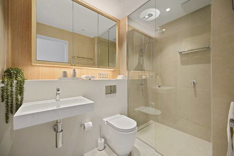 New Contemporary Apartment Near Macquarie Centre - Sunshine Coast Guide 4