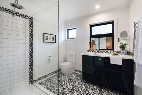 Trathen On Granville - Sunshine Coast Guide 7