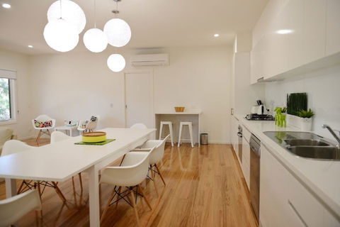 7 Gilmore Smiths Beach House - Sunshine Coast Guide 3