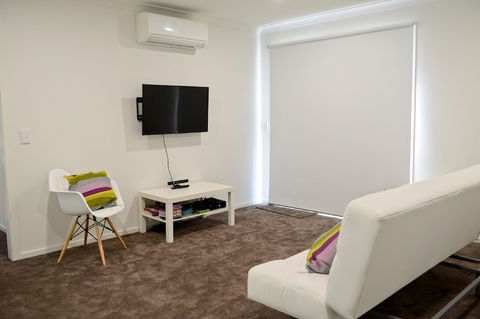 7 Gilmore Smiths Beach House - Sunshine Coast Guide 0