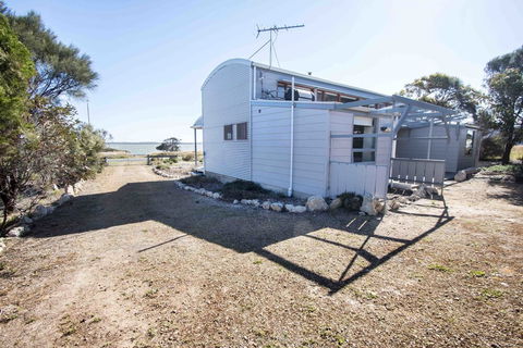 Coorong Aurora - Sunshine Coast Guide 0