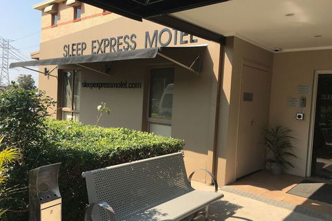 Arena Hotel - Sunshine Coast Guide 2
