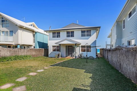 Birubi Lane 4 Anna Bay - Sunshine Coast Guide 0
