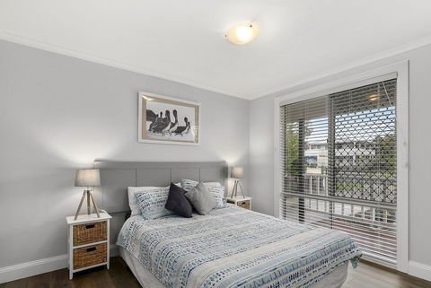 Settle In On 260 Settlement In Cowes - Sunshine Coast Guide 6