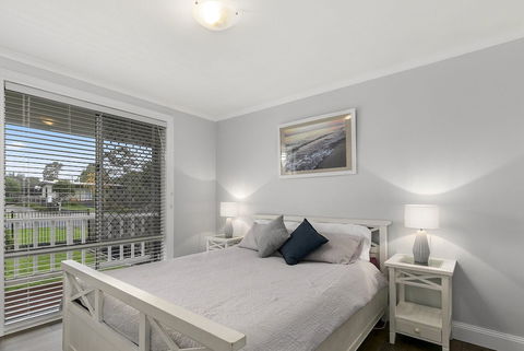 Settle In On 260 Settlement In Cowes - Sunshine Coast Guide 4