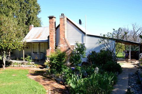 Tre Vista Lane Retreat - Sunshine Coast Guide 0