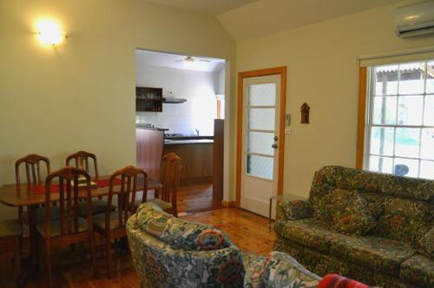 Tre Vista Lane Retreat - Sunshine Coast Guide 1