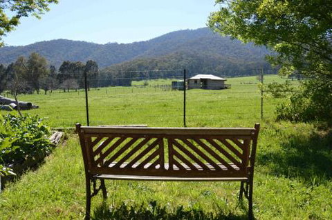 Tre Vista Lane Retreat - Sunshine Coast Guide 5