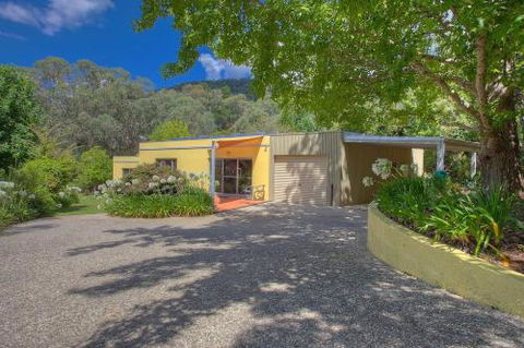 A Bach At Bright Bright VIC - Sunshine Coast Guide 1