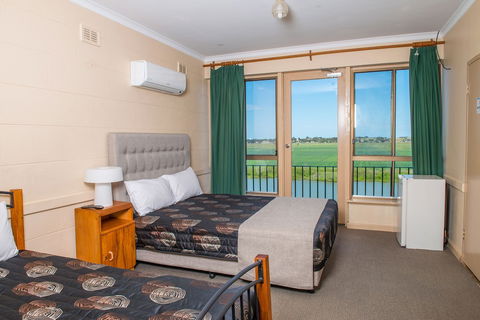 Riverside Hotel Motel - Sunshine Coast Guide 6
