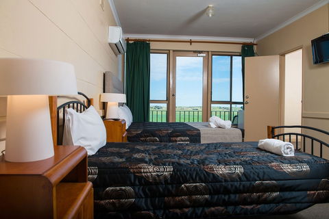 Riverside Hotel Motel - Sunshine Coast Guide 1